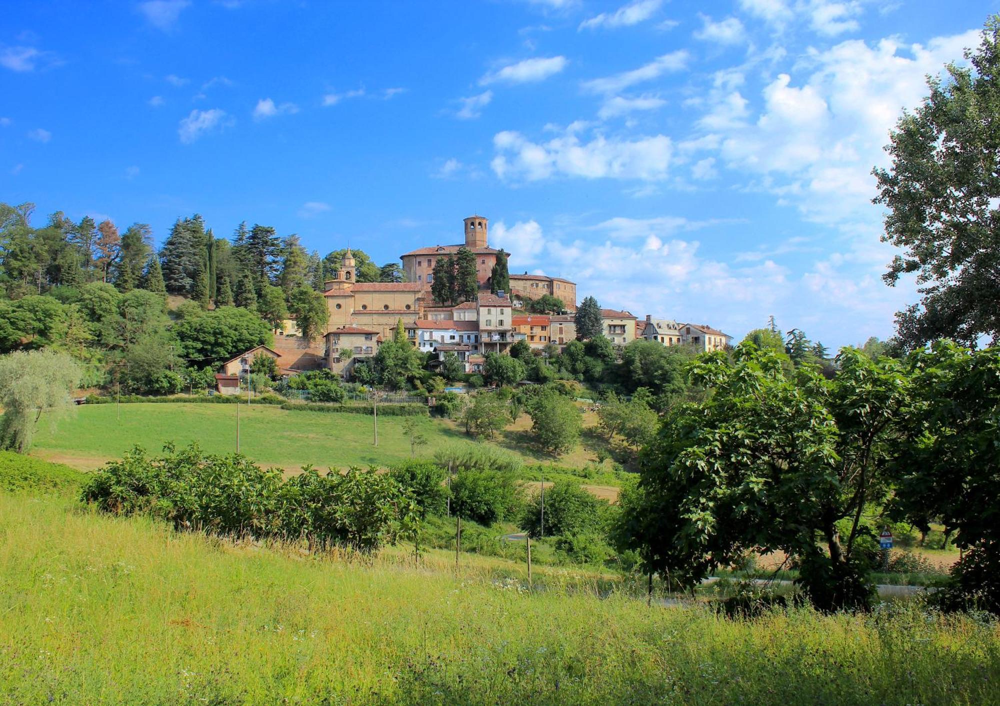 Вилла Amazing Langhe And Monferrato | House With Garden Каламандрана Экстерьер фото